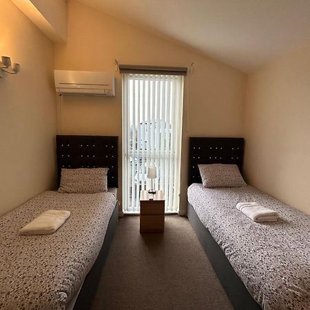 Great House + Air Conditioning + Free Car Parking Manchester Exterior photo