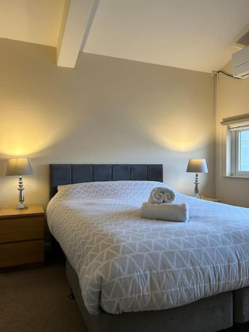 Great House + Air Conditioning + Free Car Parking Manchester Exterior photo