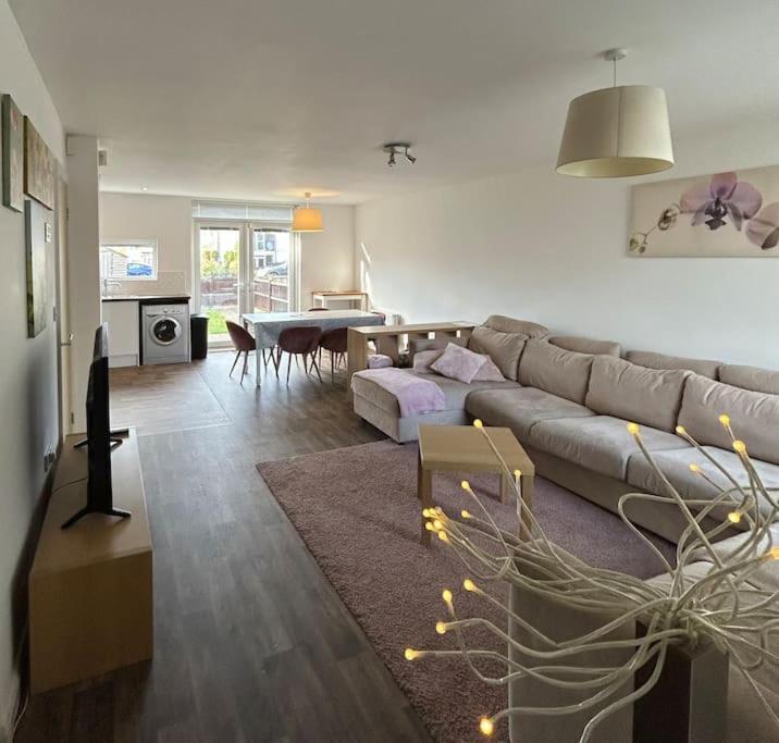 Great House + Air Conditioning + Free Car Parking Manchester Exterior photo