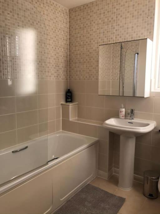 Great House + Air Conditioning + Free Car Parking Manchester Exterior photo