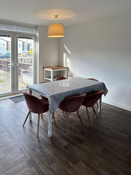 Great House + Air Conditioning + Free Car Parking Manchester Exterior photo