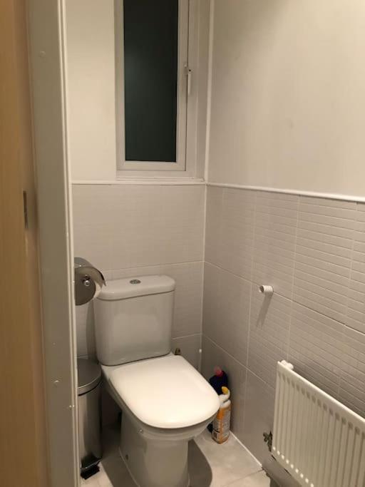Great House + Air Conditioning + Free Car Parking Manchester Exterior photo