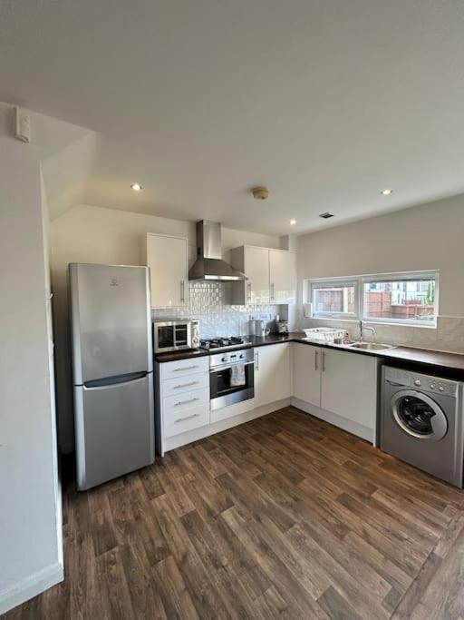 Great House + Air Conditioning + Free Car Parking Manchester Exterior photo