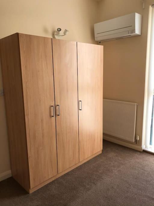 Great House + Air Conditioning + Free Car Parking Manchester Exterior photo