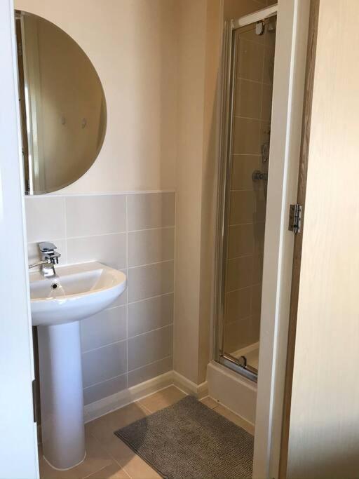 Great House + Air Conditioning + Free Car Parking Manchester Exterior photo