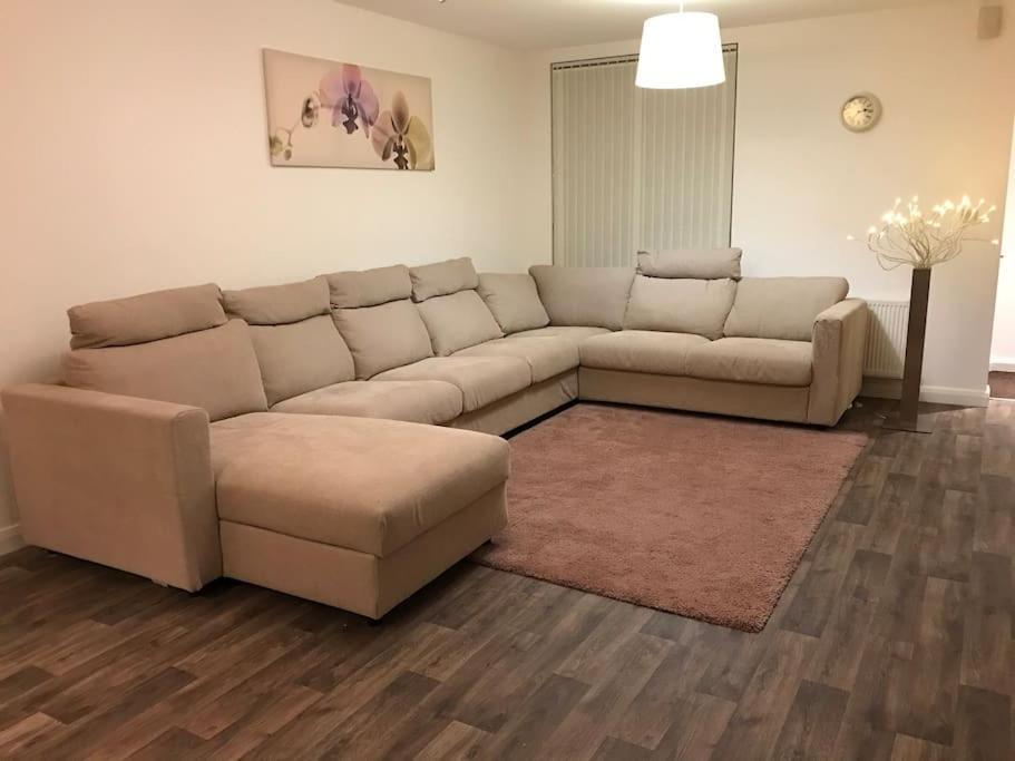 Great House + Air Conditioning + Free Car Parking Manchester Exterior photo