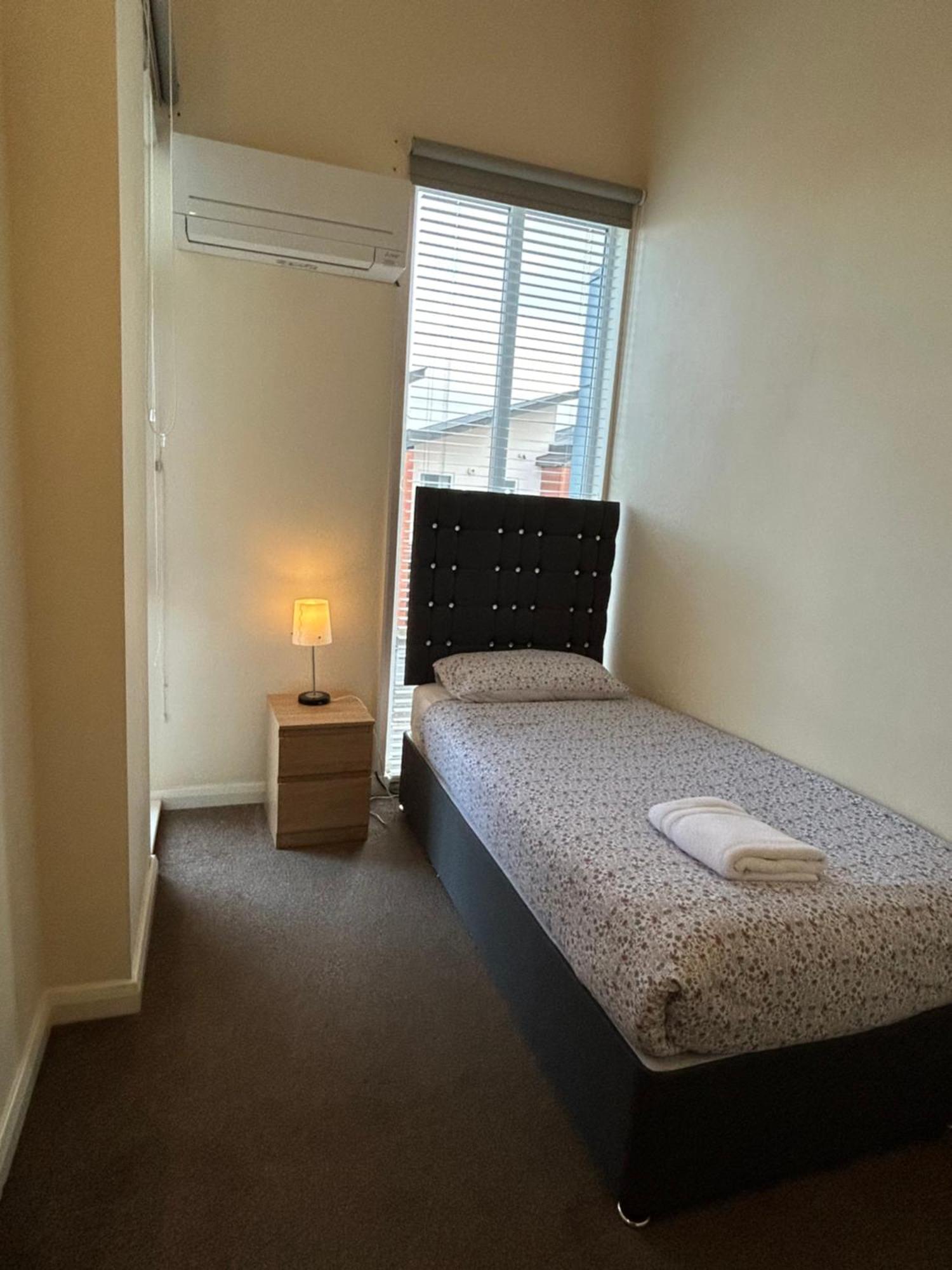 Great House + Air Conditioning + Free Car Parking Manchester Exterior photo