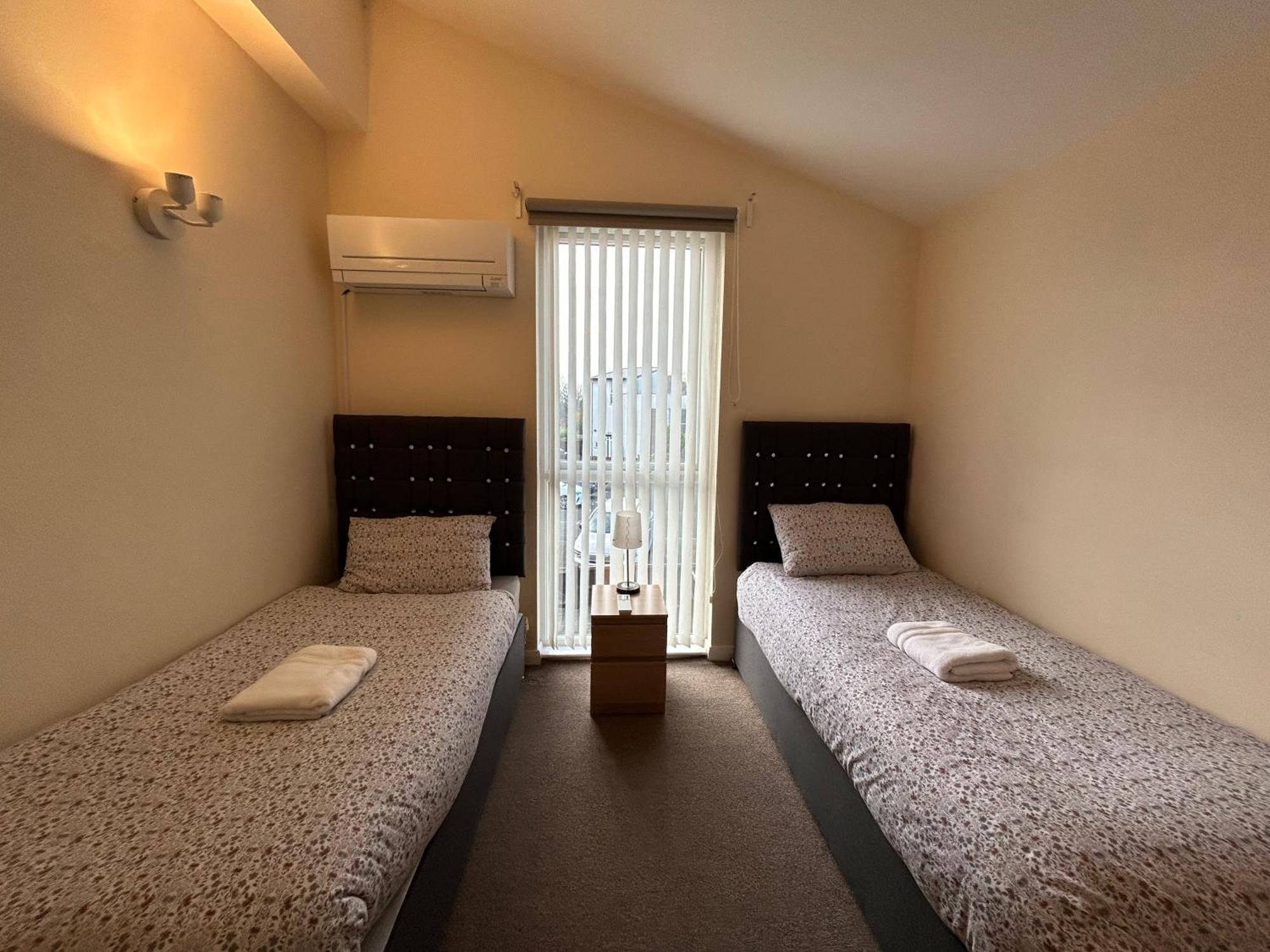 Great House + Air Conditioning + Free Car Parking Manchester Exterior photo
